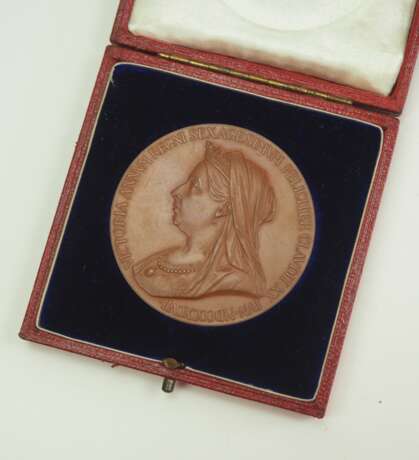 Großbritannien: Meadille auf das 60jährige Krönungsjubiläum von Königin Victoria, in Bronze, im Etui. - Foto 1