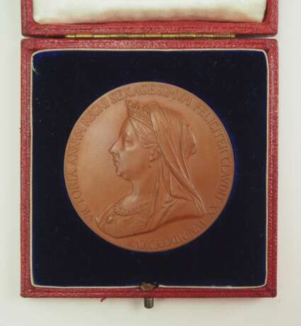 Großbritannien: Meadille auf das 60jährige Krönungsjubiläum von Königin Victoria, in Bronze, im Etui. - фото 2