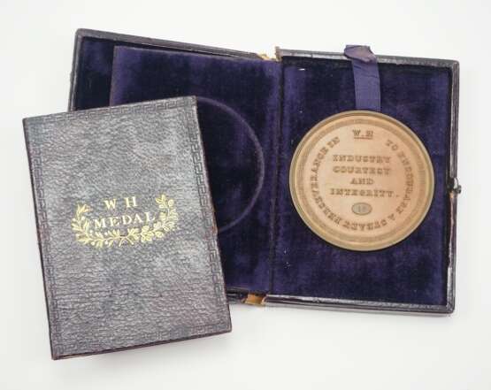 Großbritainnien: WH Medaille, im Etui mit Buch. - Foto 1