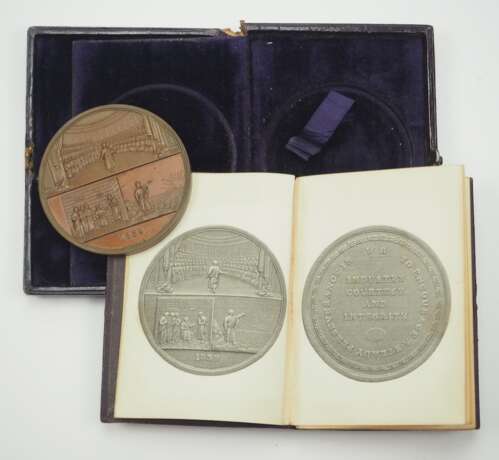 Großbritainnien: WH Medaille, im Etui mit Buch. - Foto 2