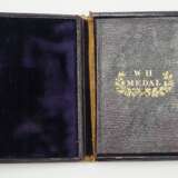 Großbritainnien: WH Medaille, im Etui mit Buch. - photo 3