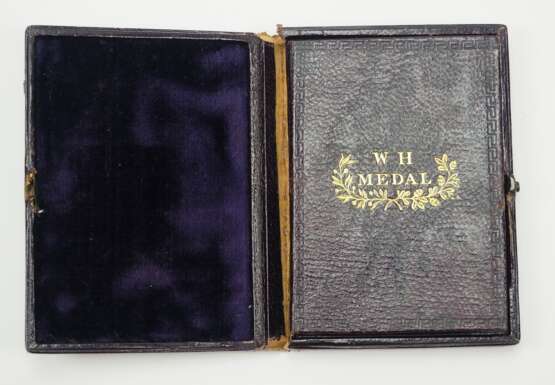 Großbritainnien: WH Medaille, im Etui mit Buch. - Foto 3