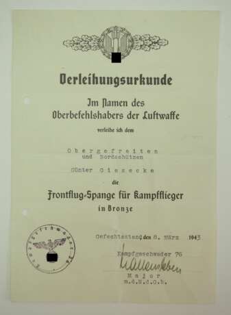 Frontflugspange für Kampfflieger, in Bronze Urkunde für einen Obergefreiten und Bordschützen im K.G. 76. - photo 1