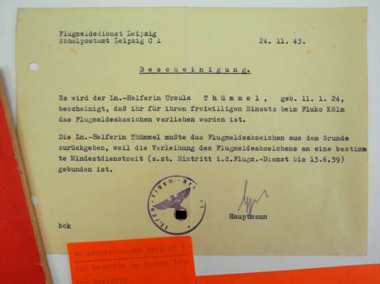 Bescheinigung über die Aberkennung des Flugmeldeabzeichens das einer Luftwaffenhelferin für ihren freiwilligen Einsatz beim Fluko Köln verliehen worden ist. - фото 2