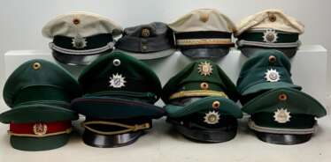 BRD: Sammlung Polizei Kopfbedeckungen.