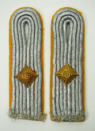 Luftwaffe: Paar Schulterstücke für einen Oberleutnant der Fliegertruppe. - photo 1