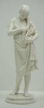 Porzellanfigur einer Maid. - photo 1
