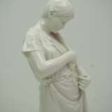 Porzellanfigur einer Maid. - photo 2