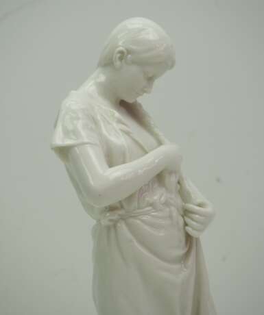 Porzellanfigur einer Maid. - фото 2