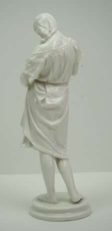Porzellanfigur einer Maid. - фото 3