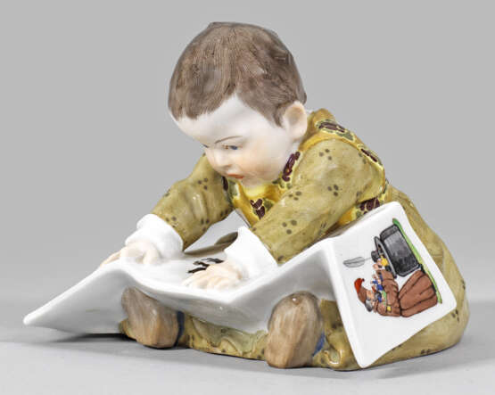 Sitzendes Kind mit Bilderbuch - photo 1