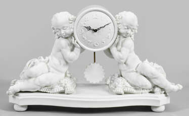 Große Pendule "Uhr von zwei Putten getragen".