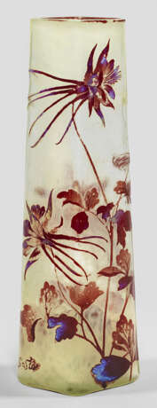 Große Gallé-Vase mit Akelei-Dekor - photo 1