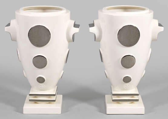 Paar große Vasen "Anse blanche" im Art Déco-Stil - фото 1