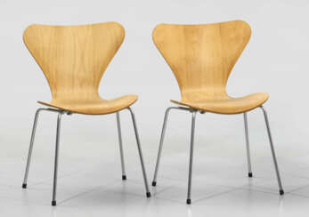 Zwei Stapelstühle von Arne Jacobsen