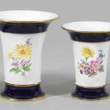 Vier Trichtervasen mit Blumendekor - фото 1