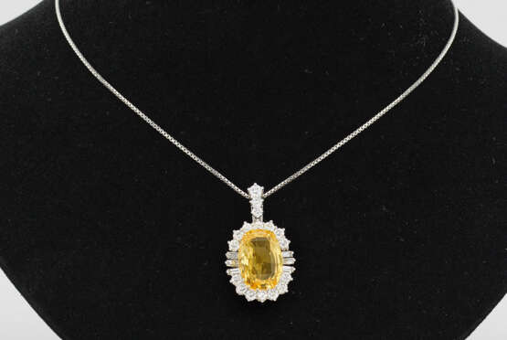 Prachtvoller natürlich gelber Saphiranhänger mit Diamanten - photo 1