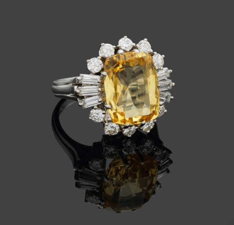 Prachtvoller natürlich gelber Saphirring mit Diamanten - Foto 1