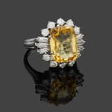 Prachtvoller natürlich gelber Saphirring mit Diamanten - photo 1