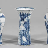 Drei Blauweiß-Vasen mit Flußlandschaft - Foto 1