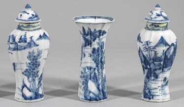 Drei Blauweiß-Vasen mit Flußlandschaft