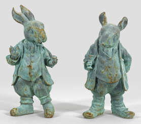 Zwei Gartenfiguren von Peter Rabbit und Mr Ratty