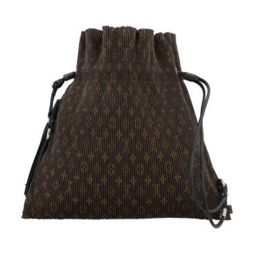 louis vuitton pleated bag