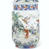 A VERY RARE PAIR OF FAMILLE ROSE 'BOYS' JARS AND COVERS - Foto 2