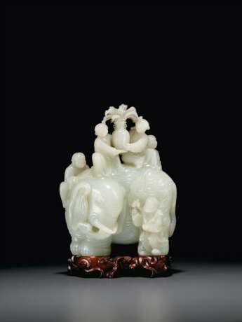 A LARGE AND FINELY CARVED WHITE JADE 'ELEPHANT AND BOYS' GRO... - Foto 1