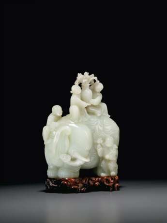 A LARGE AND FINELY CARVED WHITE JADE 'ELEPHANT AND BOYS' GRO... - photo 2