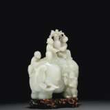 A LARGE AND FINELY CARVED WHITE JADE 'ELEPHANT AND BOYS' GRO... - Foto 2