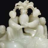 A LARGE AND FINELY CARVED WHITE JADE 'ELEPHANT AND BOYS' GRO... - Foto 3
