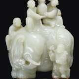 A LARGE AND FINELY CARVED WHITE JADE 'ELEPHANT AND BOYS' GRO... - Foto 5