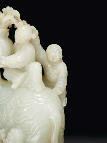A LARGE AND FINELY CARVED WHITE JADE 'ELEPHANT AND BOYS' GRO... - Foto 6