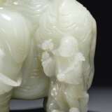 A LARGE AND FINELY CARVED WHITE JADE 'ELEPHANT AND BOYS' GRO... - Foto 7