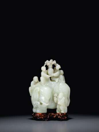 A LARGE AND FINELY CARVED WHITE JADE 'ELEPHANT AND BOYS' GRO... - Foto 8