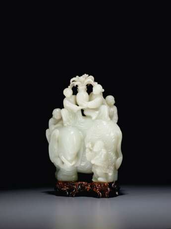 A LARGE AND FINELY CARVED WHITE JADE 'ELEPHANT AND BOYS' GRO... - Foto 9