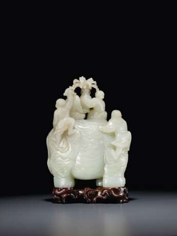 A LARGE AND FINELY CARVED WHITE JADE 'ELEPHANT AND BOYS' GRO... - Foto 10