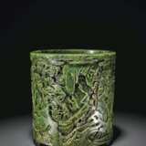 A MAGNIFICENT AND FINELY-CARVED LARGE SPINACH-GREEN JADE BRU... - Foto 1
