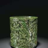 A MAGNIFICENT AND FINELY-CARVED LARGE SPINACH-GREEN JADE BRU... - Foto 2
