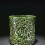 A MAGNIFICENT AND FINELY-CARVED LARGE SPINACH-GREEN JADE BRU... - photo 3