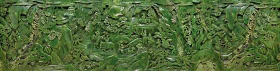 A MAGNIFICENT AND FINELY-CARVED LARGE SPINACH-GREEN JADE BRU... - Foto 4