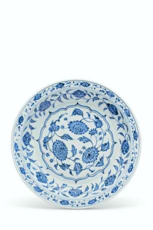 A LARGE AND RARE BLUE AND WHITE DISH - фото 1