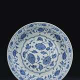 A LARGE AND RARE BLUE AND WHITE DISH - фото 2