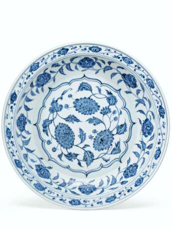 A LARGE AND RARE BLUE AND WHITE DISH - photo 3