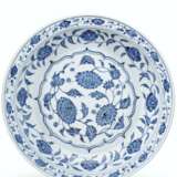 A LARGE AND RARE BLUE AND WHITE DISH - фото 3