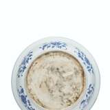 A LARGE AND RARE BLUE AND WHITE DISH - Foto 4