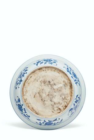 A LARGE AND RARE BLUE AND WHITE DISH - Foto 4