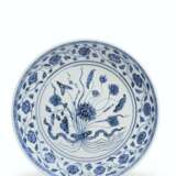 A BLUE AND WHITE 'LOTUS BOUQUET' DISH - фото 1
