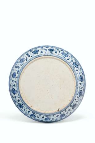 A BLUE AND WHITE 'LOTUS BOUQUET' DISH - photo 2